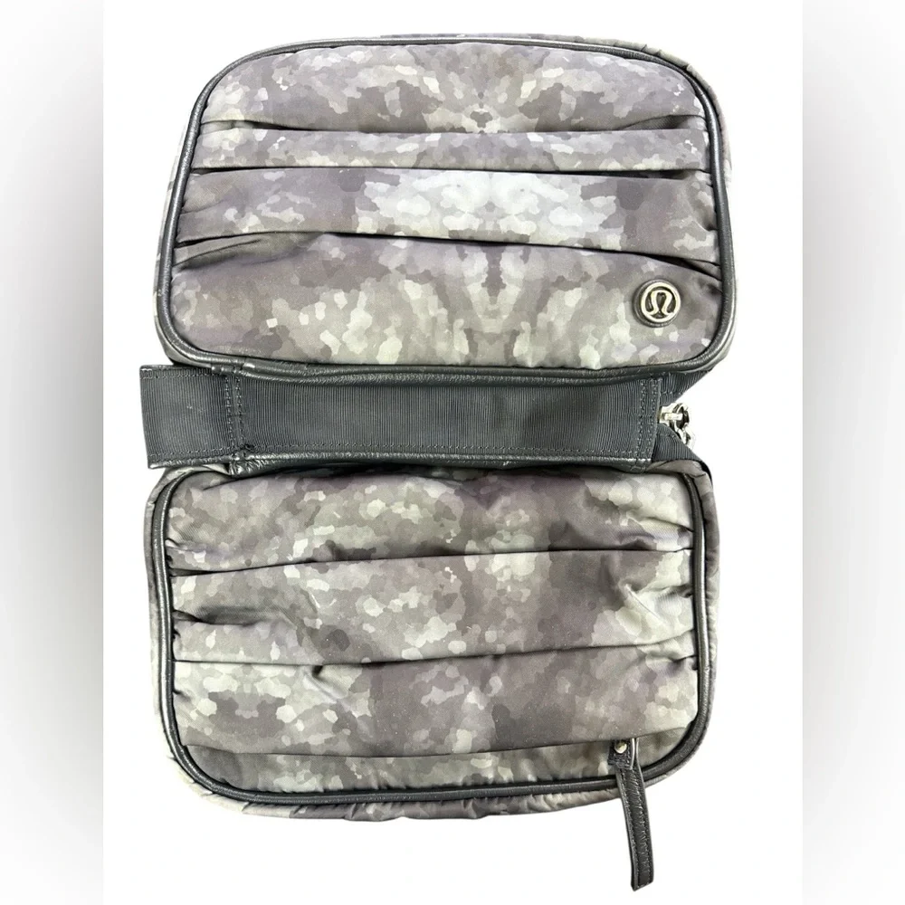 Lululemon Gym Essentials Dopp Kit Deep Coal Camo Creekside Camo Makeup Travel